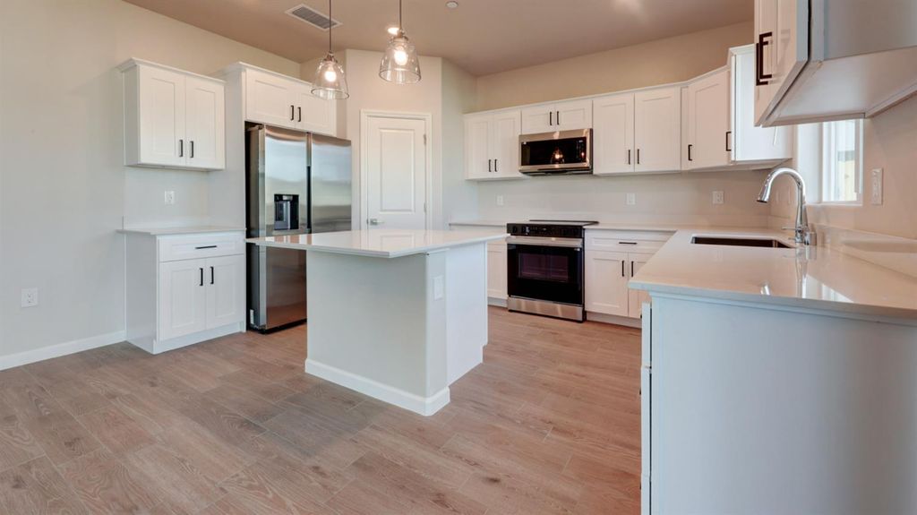 Image 5 of property listing at 7102 W Ashcroft Avenue, Fresno, CA 93723