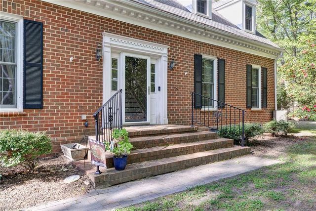 103 Periwinkle DR, Yorktown, VA 23692