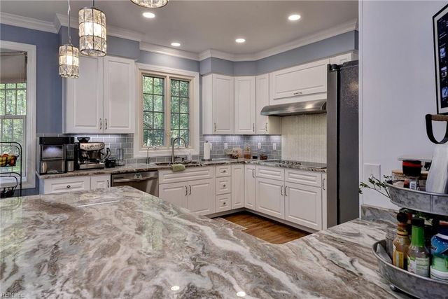 103 Periwinkle DR, Yorktown, VA 23692