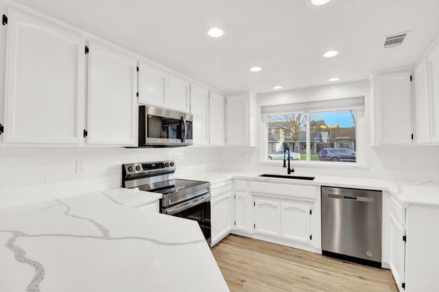 1725 Grassland Way, Modesto, CA 95358