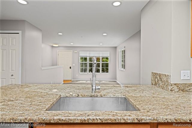 1071 Beaver Run, Troy, MI 48083