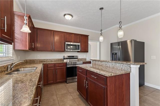 9 Bruins WAY, Hampton, VA 23666