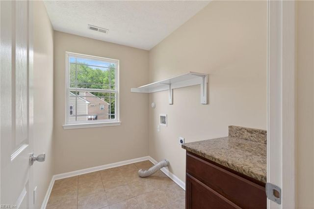 9 Bruins WAY, Hampton, VA 23666