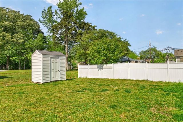 9 Bruins WAY, Hampton, VA 23666
