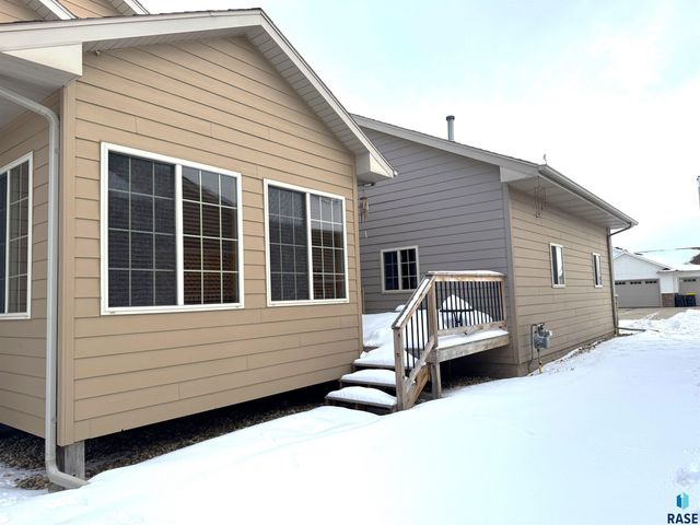 8111 S Seven Oaks Dr Drive, Sioux Falls, SD 57108