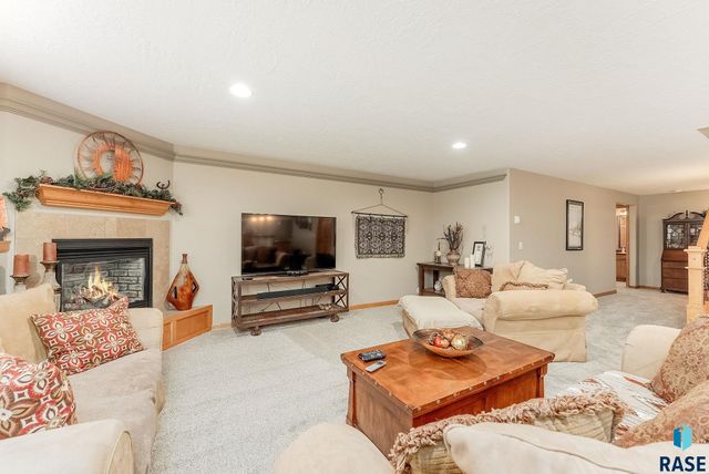 8111 S Seven Oaks Dr Drive, Sioux Falls, SD 57108