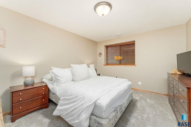 8111 S Seven Oaks Dr Drive, Sioux Falls, SD 57108