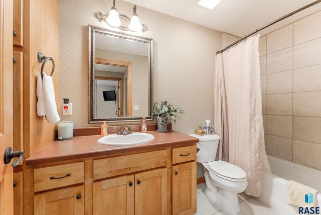 8111 S Seven Oaks Dr Drive, Sioux Falls, SD 57108