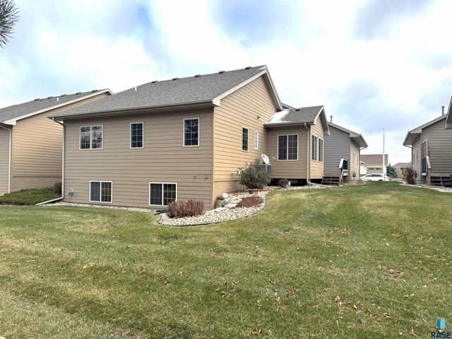 8111 S Seven Oaks Dr Drive, Sioux Falls, SD 57108