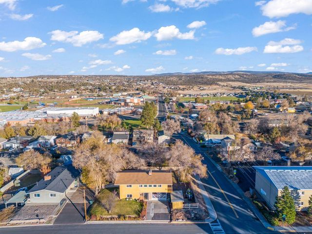 499 SE 8th Street, Madras, OR 97741