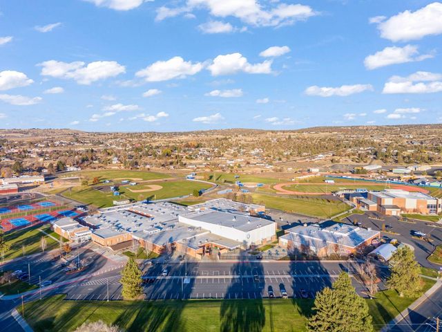 499 SE 8th Street, Madras, OR 97741