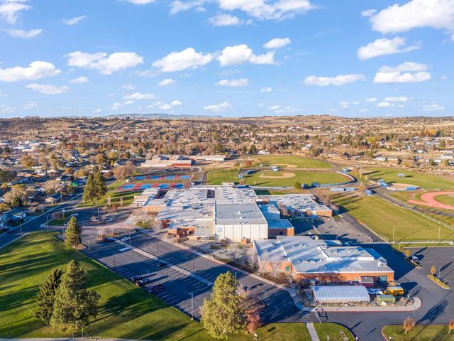 499 SE 8th Street, Madras, OR 97741