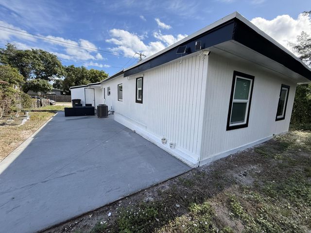 5909 Pinewood Avenue, West Palm Beach, FL 33407