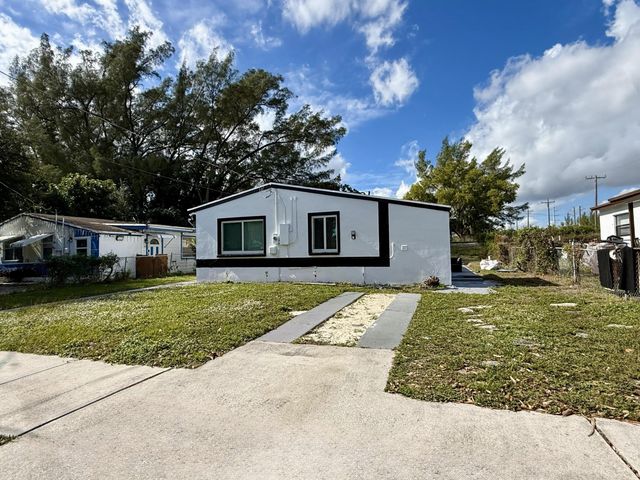 5909 Pinewood Avenue, West Palm Beach, FL 33407