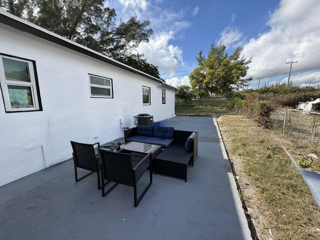 5909 Pinewood Avenue, West Palm Beach, FL 33407