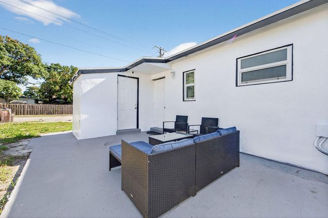 5909 Pinewood Avenue, West Palm Beach, FL 33407