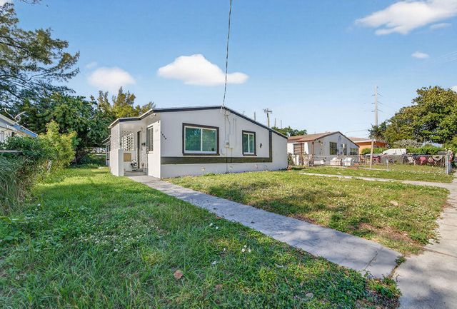 5909 Pinewood Avenue, West Palm Beach, FL 33407