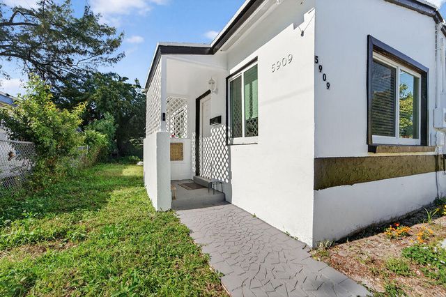 5909 Pinewood Avenue, West Palm Beach, FL 33407