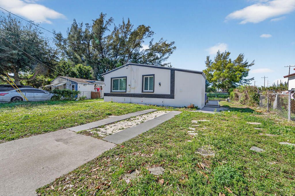 5909 Pinewood Avenue, West Palm Beach, FL 33407