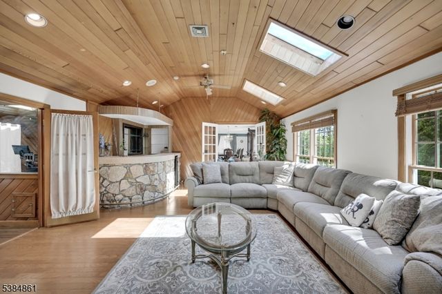 33 Hillside Dr, North Haledon Boro, NJ 07508