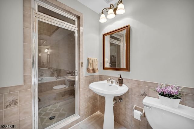 33 Hillside Dr, North Haledon Boro, NJ 07508