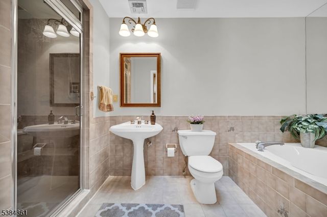 33 Hillside Dr, North Haledon Boro, NJ 07508