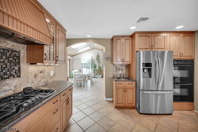 33 Hillside Dr, North Haledon Boro, NJ 07508