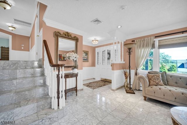 33 Hillside Dr, North Haledon Boro, NJ 07508