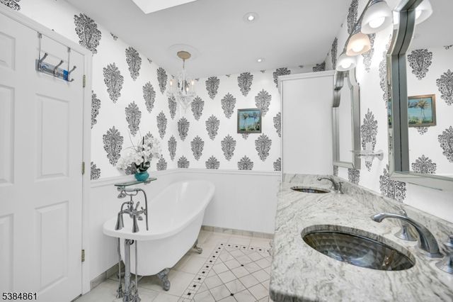 33 Hillside Dr, North Haledon Boro, NJ 07508