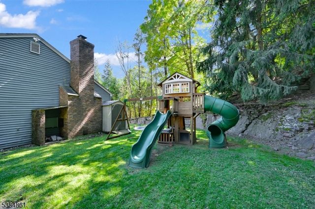 33 Hillside Dr, North Haledon Boro, NJ 07508