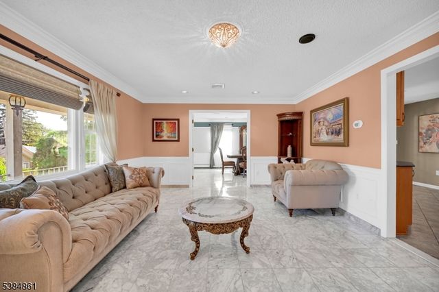 33 Hillside Dr, North Haledon Boro, NJ 07508