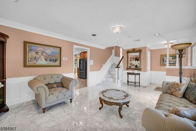 33 Hillside Dr, North Haledon Boro, NJ 07508