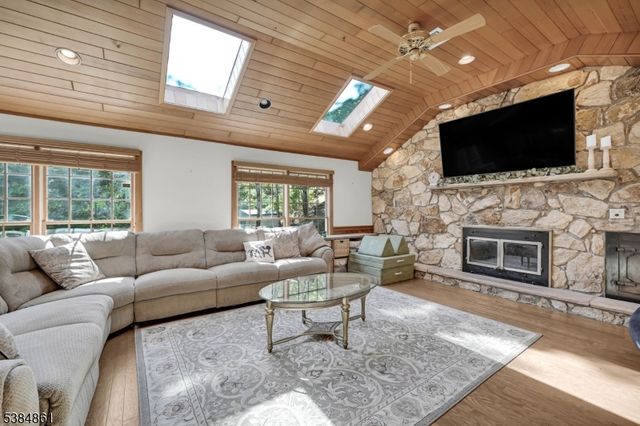 33 Hillside Dr, North Haledon Boro, NJ 07508