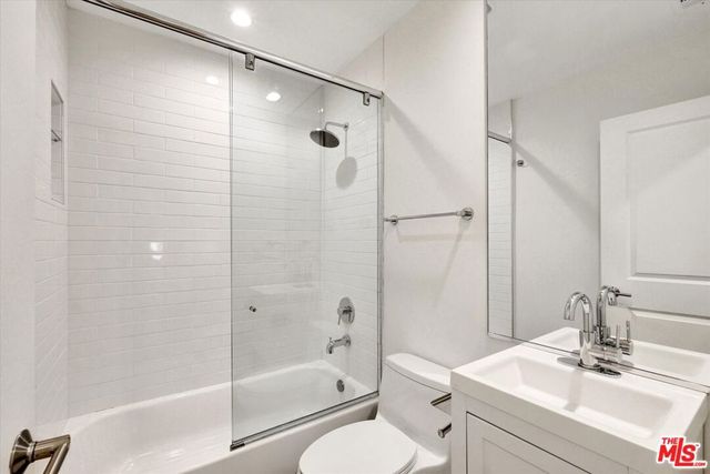 5400 W 82nd Street, Los Angeles, CA 90045