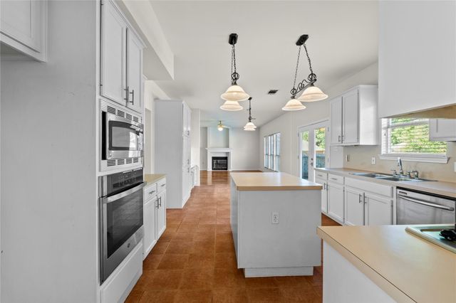 1124 Oaklands DR, Round Rock, TX 78681