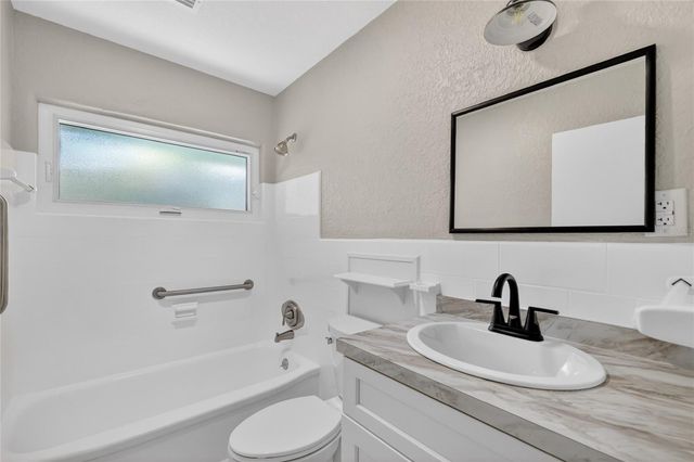 1012 N BAKER STREET, Mount Dora, FL 32757