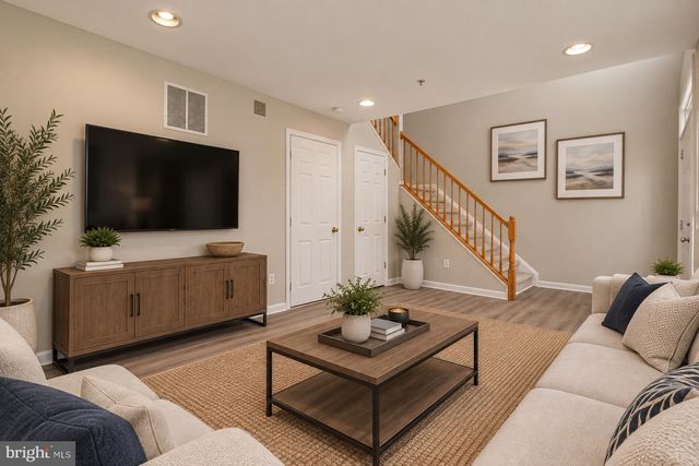 100 MEADOWS LN, Alexandria, VA 22304