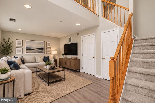 100 MEADOWS LN, Alexandria, VA 22304