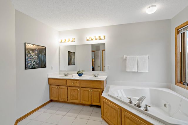 886 Oak Court, Eagan, MN 55123