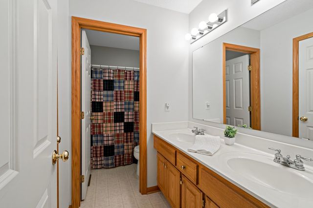 886 Oak Court, Eagan, MN 55123