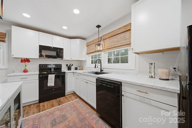 524 Hibriten Drive SE, Lenoir, NC 28645