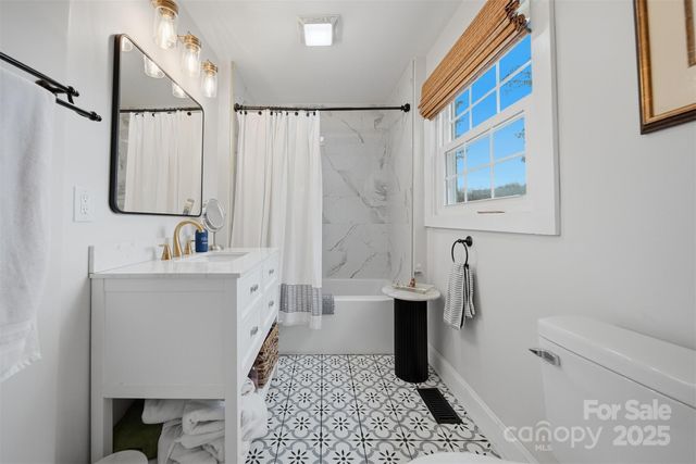 524 Hibriten Drive SE, Lenoir, NC 28645