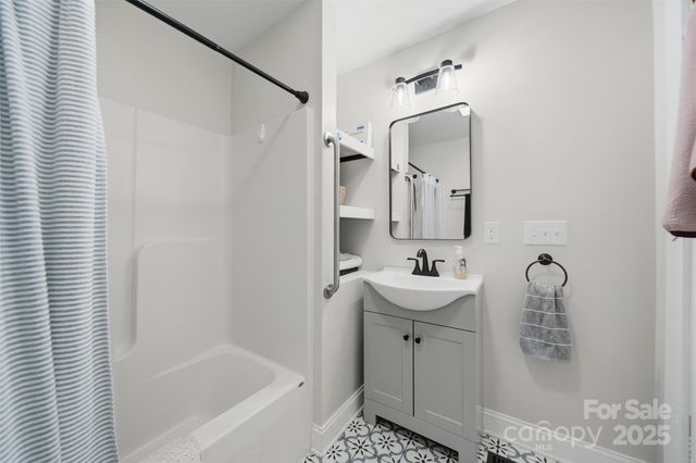 524 Hibriten Drive SE, Lenoir, NC 28645