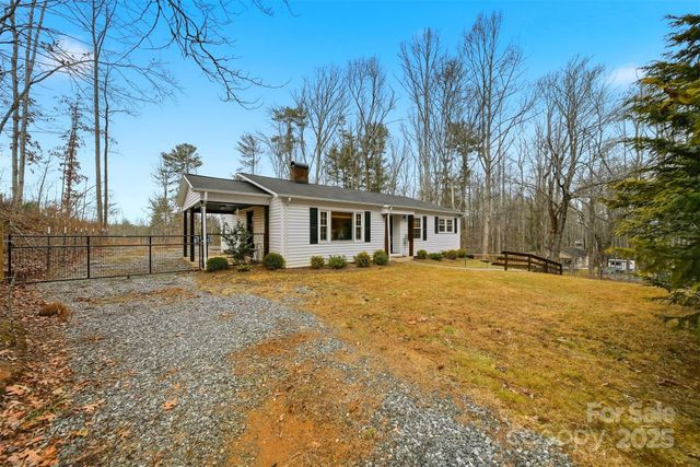 524 Hibriten Drive SE, Lenoir, NC 28645