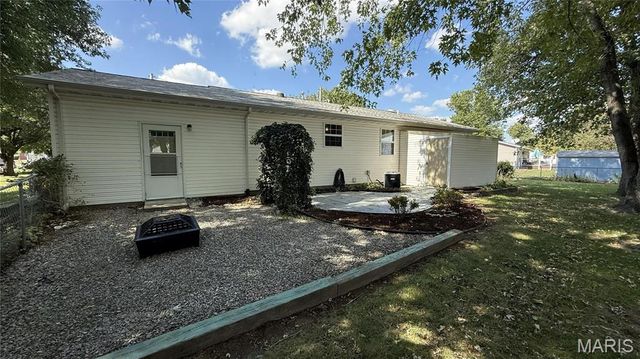 301 Ackerman Place, Troy, IL 62294