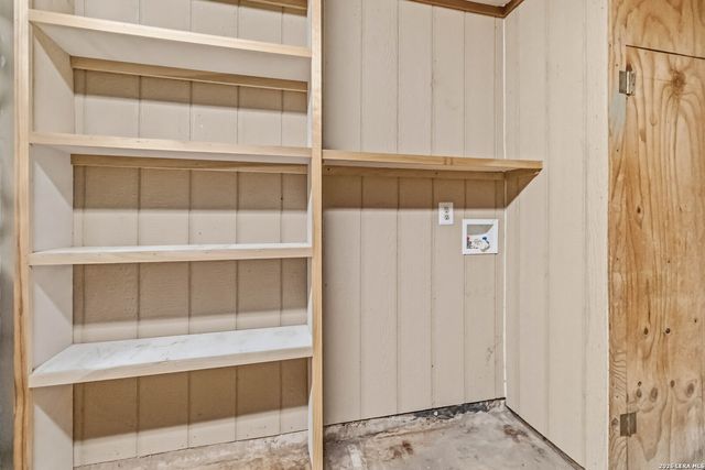 322 W AVIATION BLVD, Universal City, TX 78148