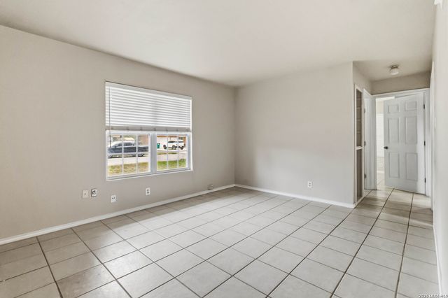 322 W AVIATION BLVD, Universal City, TX 78148