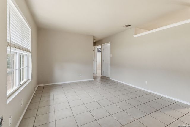 322 W AVIATION BLVD, Universal City, TX 78148