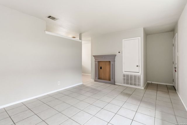 322 W AVIATION BLVD, Universal City, TX 78148