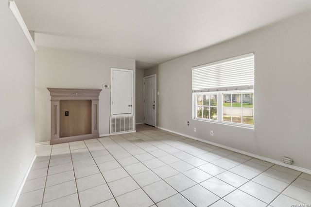 322 W AVIATION BLVD, Universal City, TX 78148